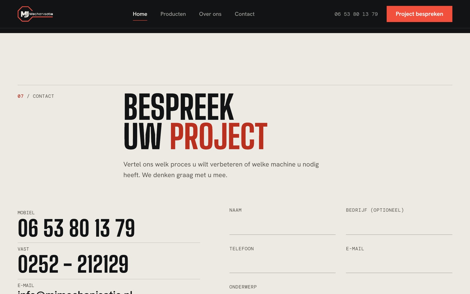 De contactsectie op een licht vlak: de kop Bespreek uw project, het mobiele en vaste nummer in grote cijfers en het formulier.